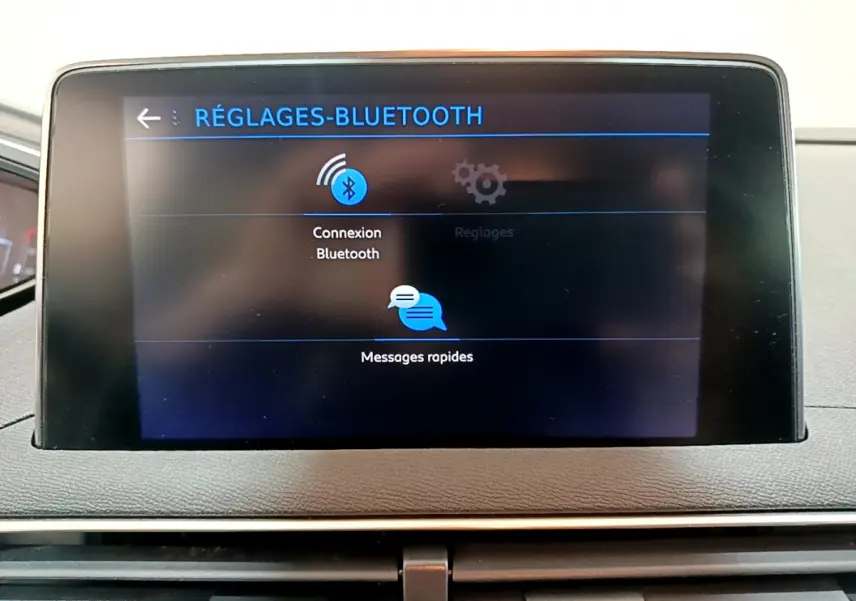 Écran tactile central du tableau de bord du Peugeot 3008 2020 affichant les réglages Bluetooth en intérieur.