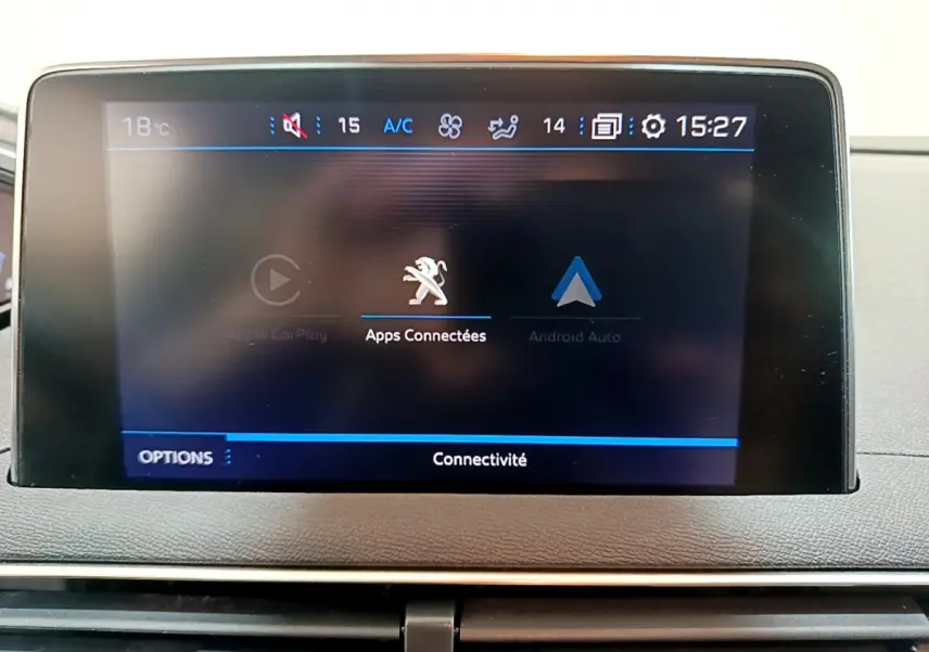 Écran tactile central du tableau de bord du Peugeot 3008 2020 affichant les options de connectivité Apple CarPlay et Android Auto.