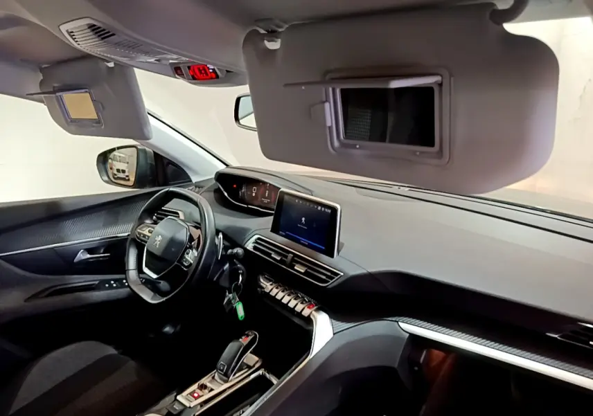 Intérieur avant du Peugeot 3008 2020, vue côté conducteur, volant cuir et écran tactile central visible.