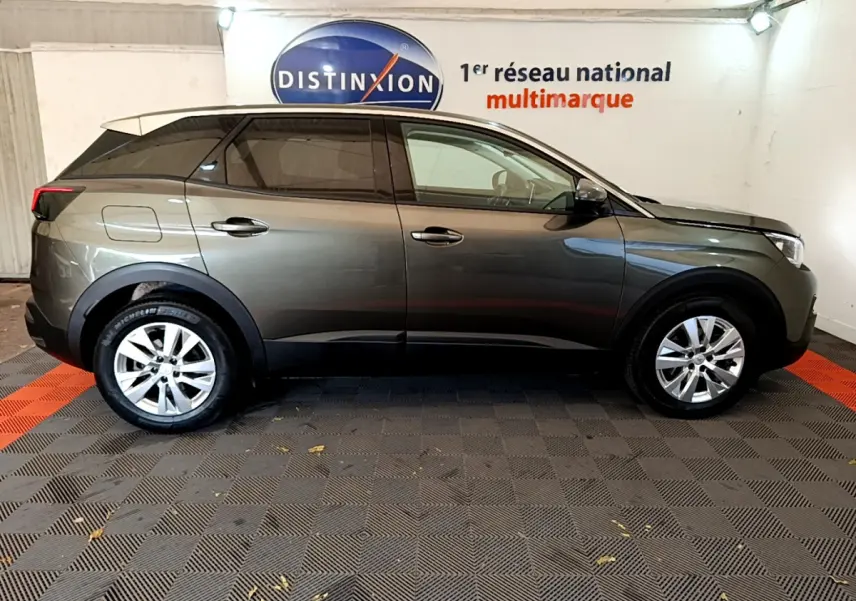 Peugeot 3008 gris foncé vue de profil côté droit dans un showroom avec logo Distinxion en arrière-plan