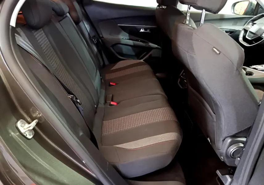 Vue intérieure côté gauche des sièges arrière en tissu gris foncé du Peugeot 3008 2020 version Active Business.