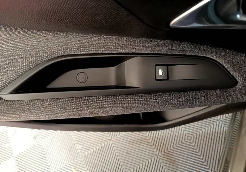 Détail de la commande de lève-vitre sur la porte intérieure tissu gris du Peugeot 3008 BlueHDi 130 2020