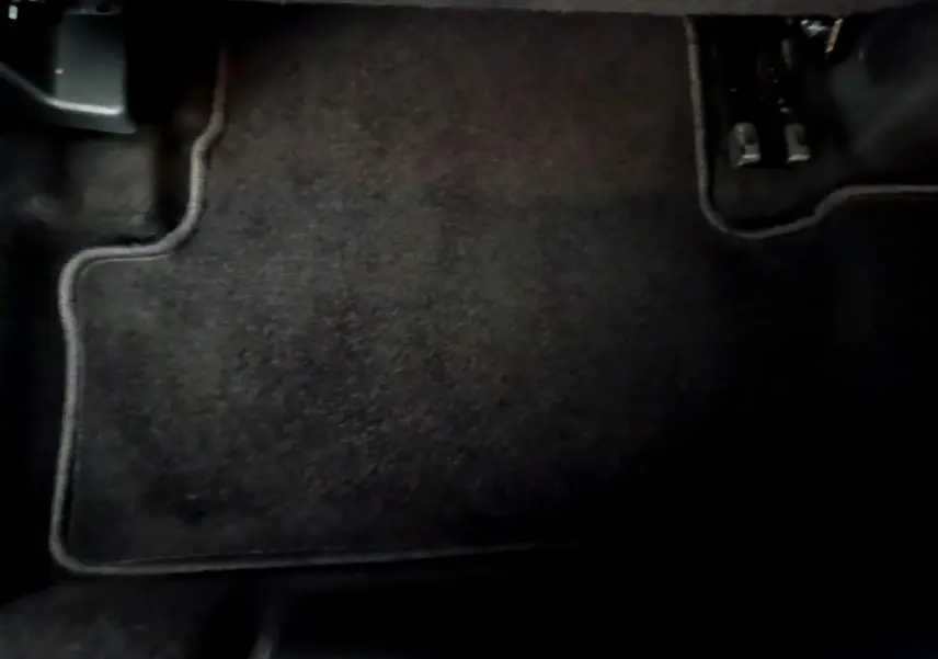 Tapis de sol noir côté conducteur du Peugeot 3008 gris foncé, vue rapprochée de l'intérieur au sol.