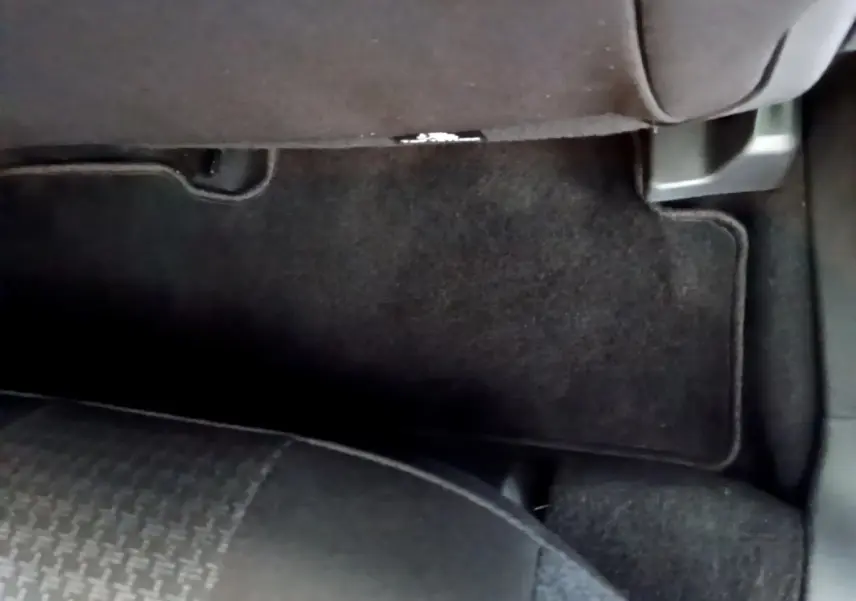 Vue rapprochée du tapis de sol noir côté passager arrière du Peugeot 3008 gris foncé 2020.