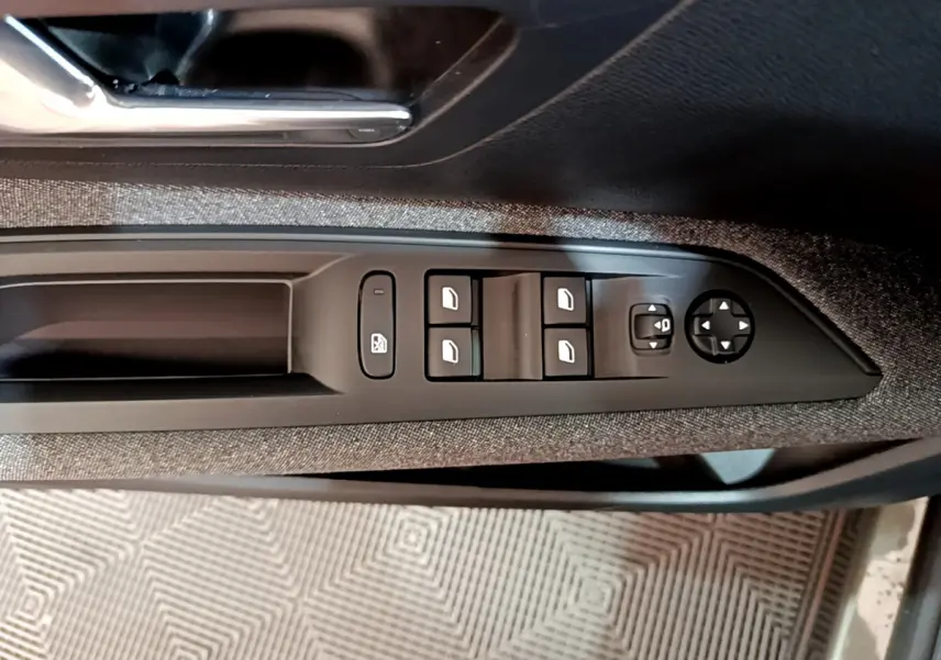 Panneau de commandes des vitres et rétroviseurs côté conducteur du Peugeot 3008 gris foncé, intérieur tissu.