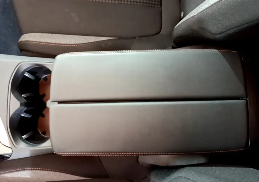 Accoudoir central en cuir noir avec surpiqûres rouges, console et porte-gobelets du Peugeot 3008 2020.