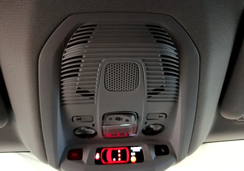 Vue en gros plan du plafonnier gris clair avec commandes d'éclairage et affichage digital du système de sécurité du Peugeot 3008.