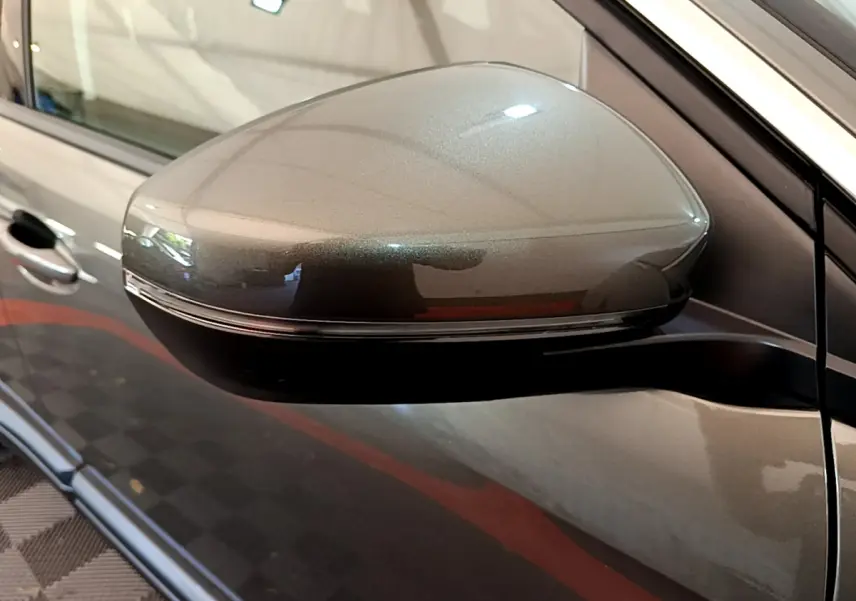 Rétroviseur droit gris foncé du Peugeot 3008 2020, avec clignotant intégré et carrosserie visible en arrière-plan.