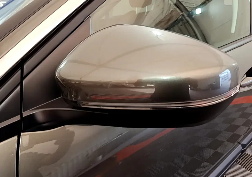 Rétroviseur côté gauche gris foncé du Peugeot 3008 2020, avec clignotant intégré et carrosserie brillante.