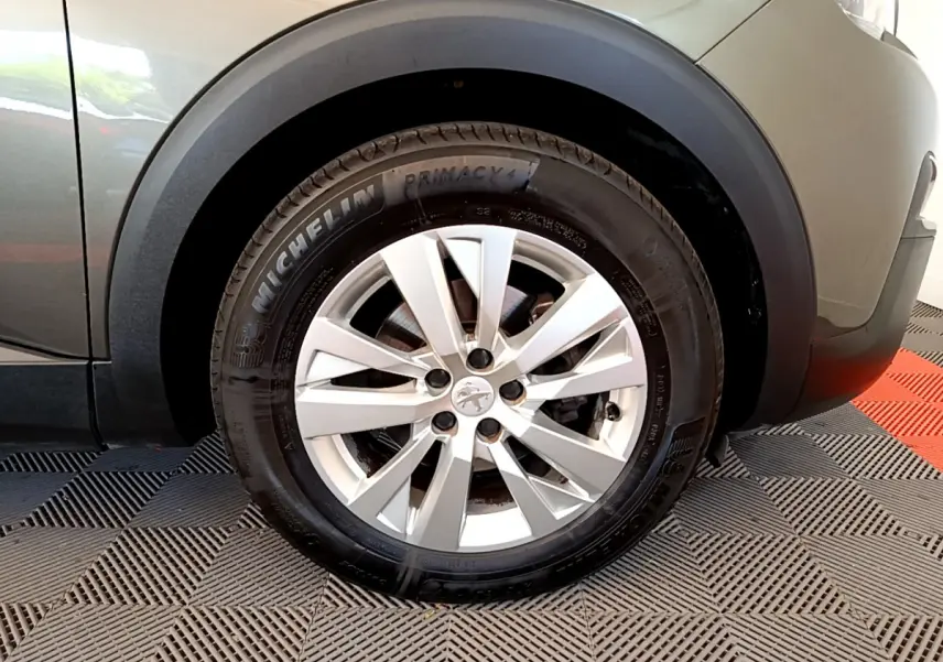 Gros plan sur la roue avant droite gris foncé du Peugeot 3008 avec jante argentée et pneu Michelin Primacy 4.