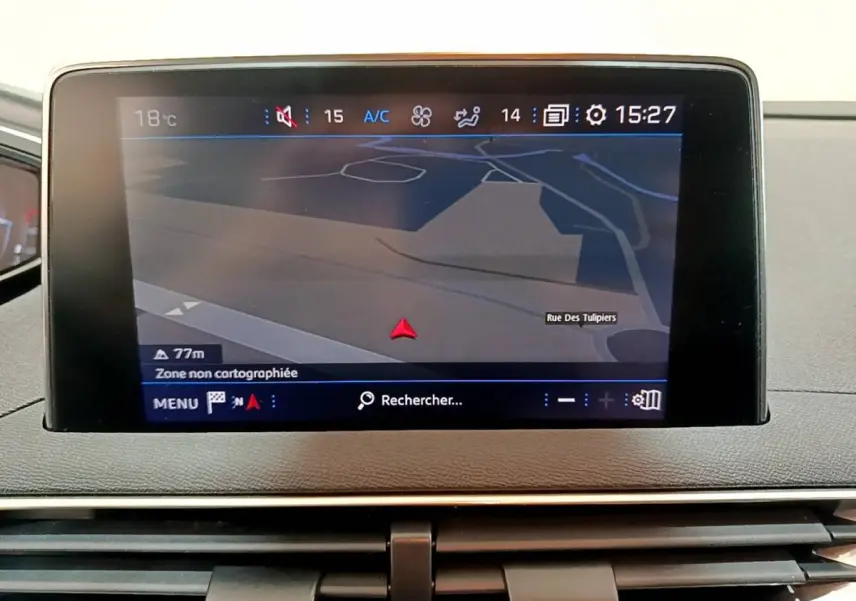 Écran tactile central du tableau de bord du Peugeot 3008 2020 affichant la navigation GPS en intérieur.