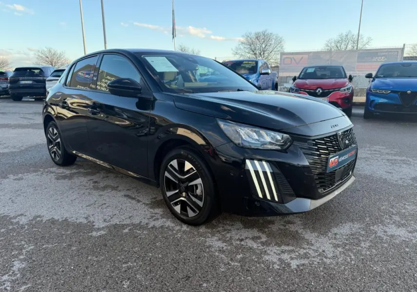 Peugeot 208 Hybrid noir vue 3/4 avant droit, avec feux diurnes à trois bandes LED et jantes alliage 16 pouces.