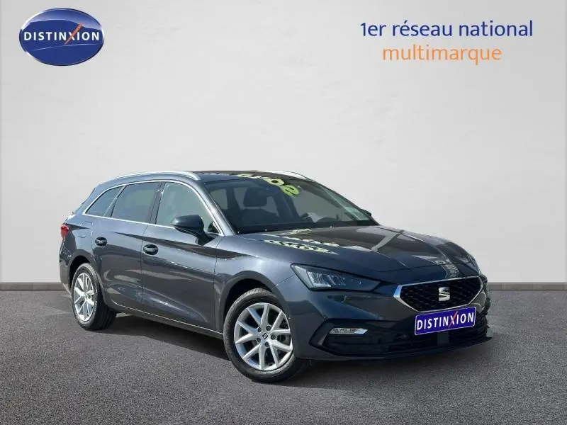 SEAT LEON ST 2.0 TDI 115ch STYLE XL gris magnétique métallisé, vue 3/4 avant droit sur fond neutre.