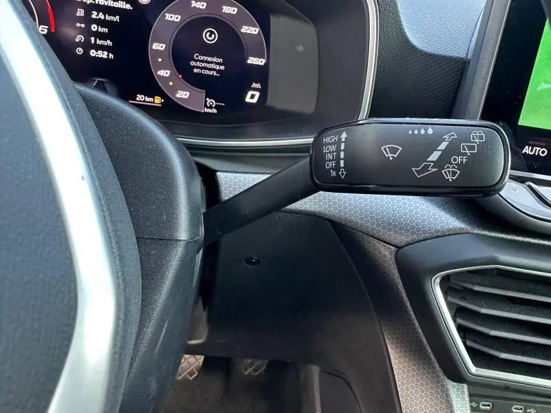 Gros plan sur la commande d’essuie-glace côté droit du tableau de bord du SEAT LEON ST gris métallisé 2025.