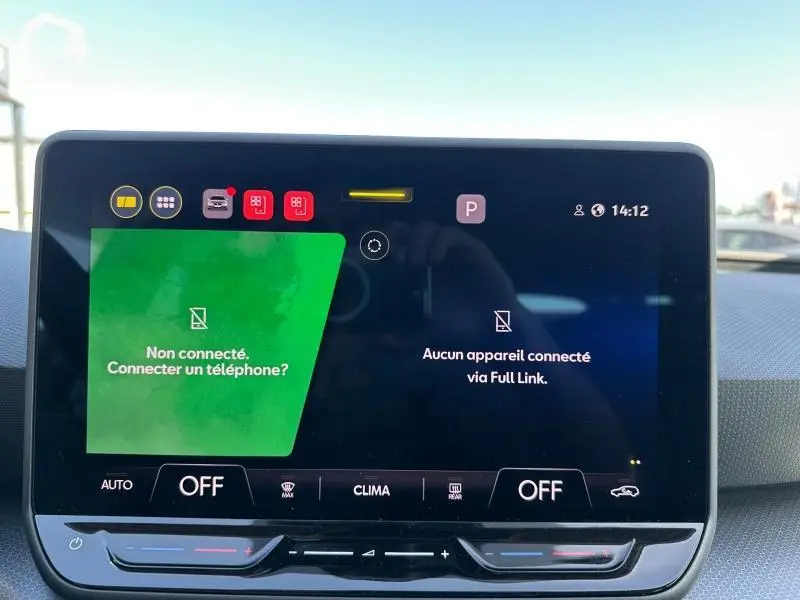 Écran tactile central du tableau de bord du SEAT LEON ST 2025, affichage des connexions téléphoniques désactivées.