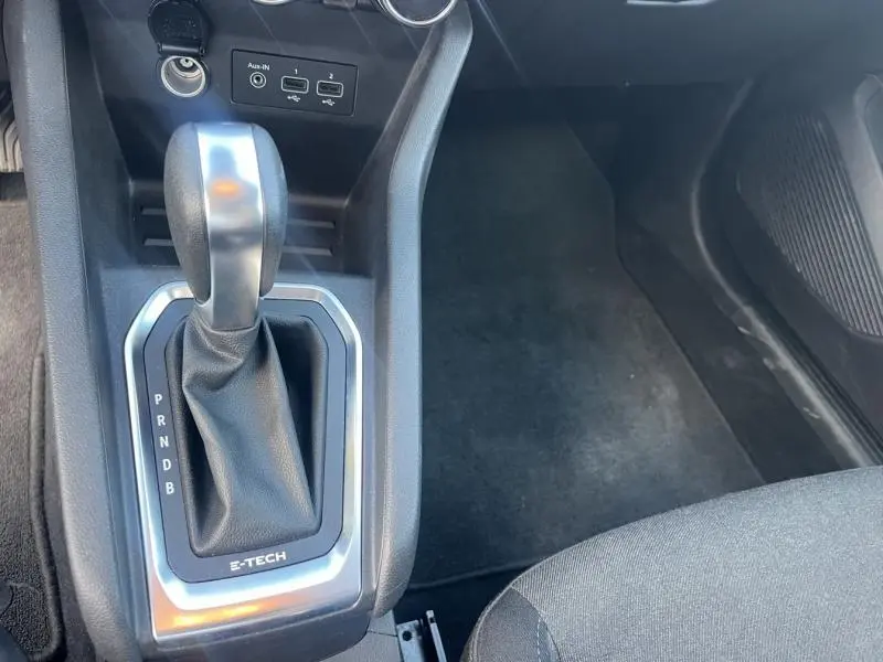 Le levier de vitesse automatique noir et argenté de la Renault Clio 1.6 E-Tech Business, vue côté conducteur.