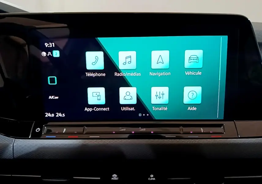 Écran tactile central de la Volkswagen Golf 1.0 TSI 2022 affichant les menus téléphone, navigation et véhicule en intérieur noir.