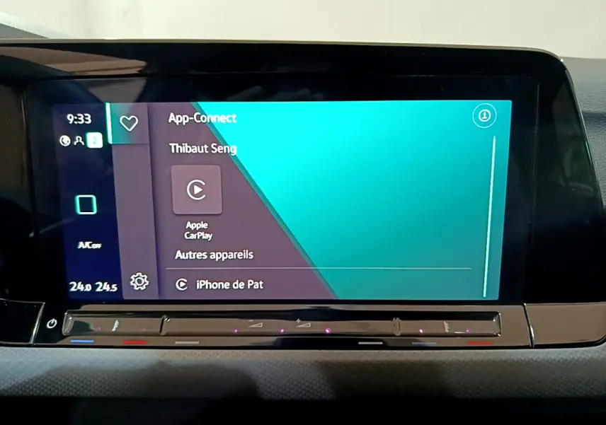 Écran tactile central de la Volkswagen Golf 1.0 TSI Active 2022 affichant Apple CarPlay, vue intérieure frontale.
