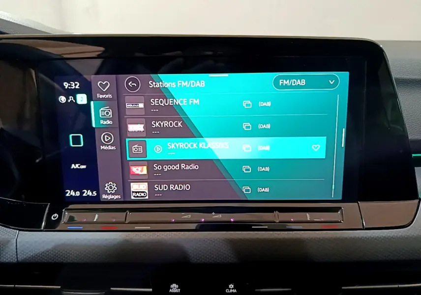 Écran tactile central de la Volkswagen Golf 1.0 TSI Active 2022 affichant les stations FM/DAB avec interface moderne.