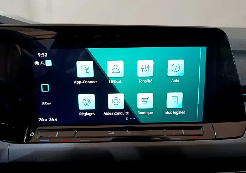 Écran tactile central de la Volkswagen Golf 1.0 TSI Active 2022 affichant le menu des aides à la conduite.