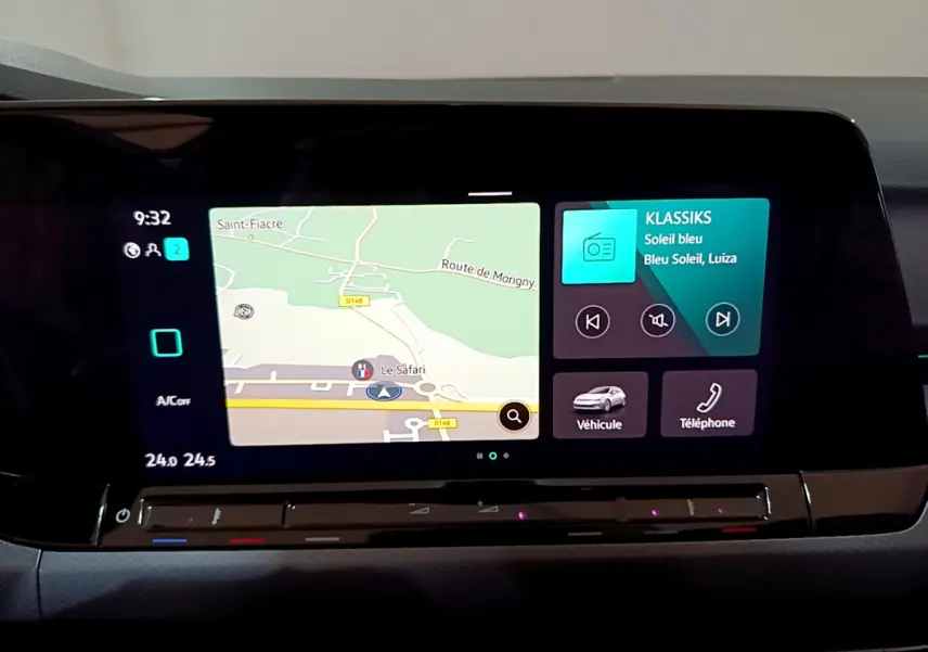 Écran tactile central de la Volkswagen Golf 1.0 TSI 2022 affichant navigation et interface multimédia.