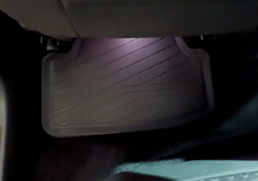 Tapis de sol noir côté conducteur d'une Volkswagen Golf 1.0 TSI 2022 essence, vue rapprochée intérieure.