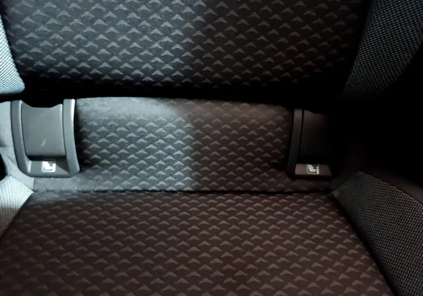 Gros plan sur le tissu noir à motifs géométriques de la banquette arrière de la Volkswagen Golf 1.0 TSI 2022.