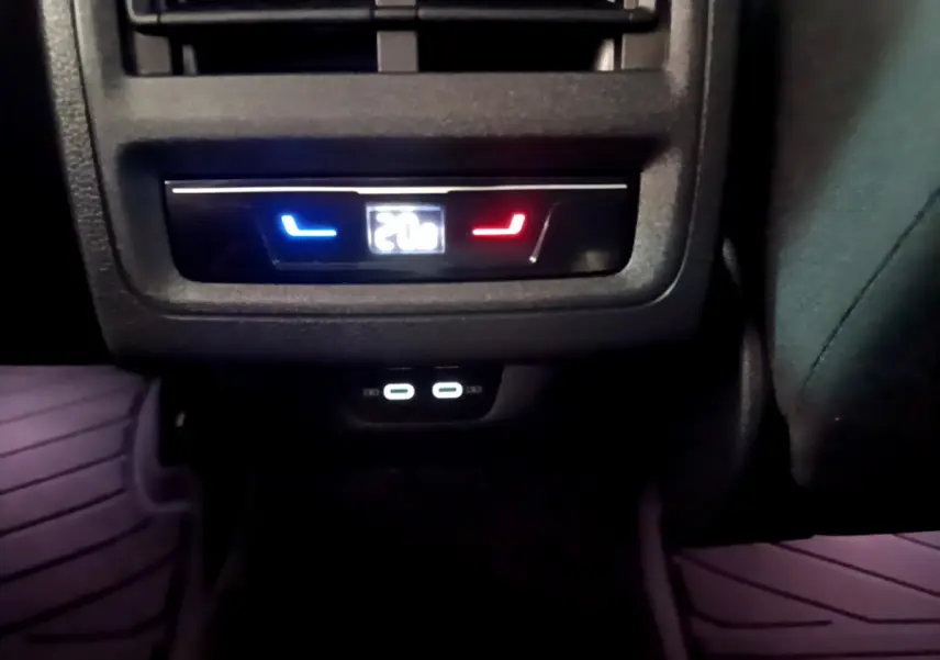 Panneau de climatisation arrière avec réglage digital à 20°C et ports USB-C dans une Volkswagen Golf bleue 2022.