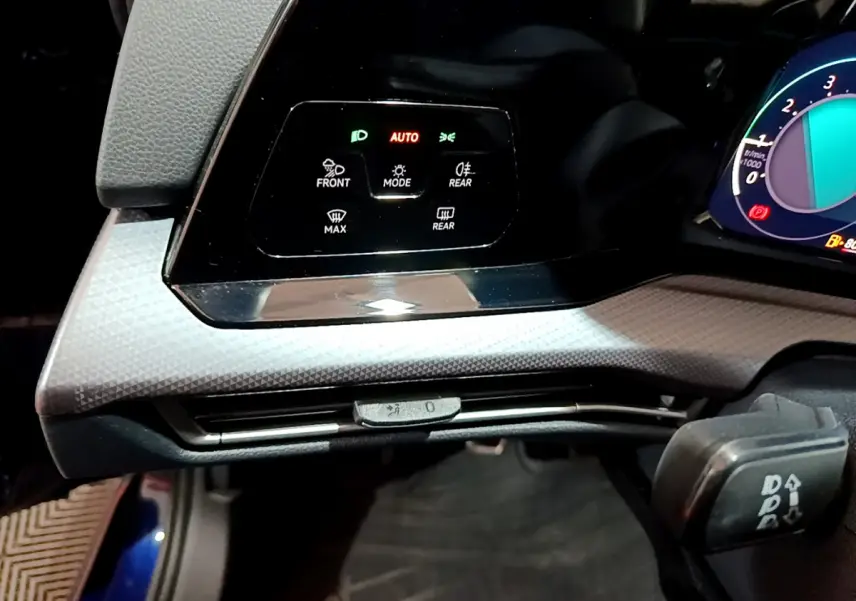 Détail du panneau de commandes d’éclairage et ventilation à gauche du tableau de bord de la Volkswagen Golf bleue 2022.