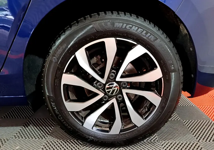 Gros plan sur la roue avant droite d'une Volkswagen Golf bleu 2022 avec jante alliage et pneu Michelin.