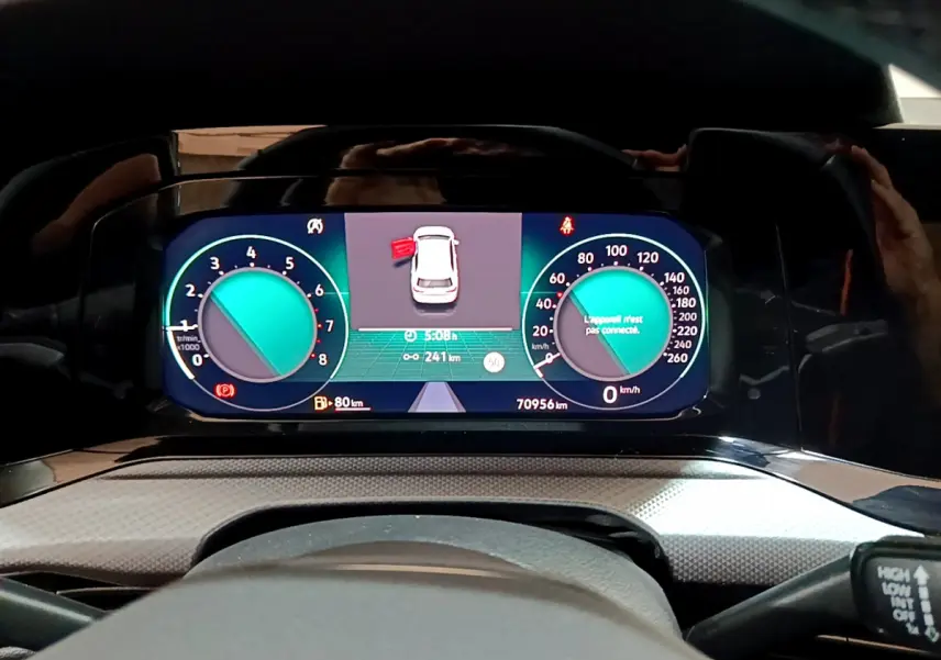 Tableau de bord numérique de Volkswagen Golf 1.0 TSI bleu, affichage digital avec compte-tours et vitesse à 0 km/h.