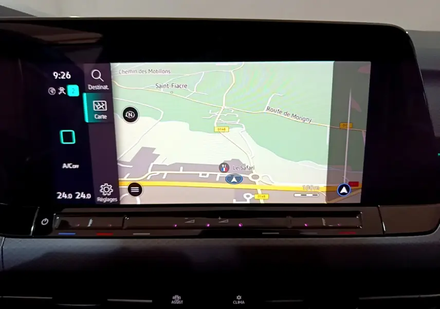 Écran tactile central de la Volkswagen Golf 1.0 TSI Active 2022 affichant la navigation avec carte détaillée.