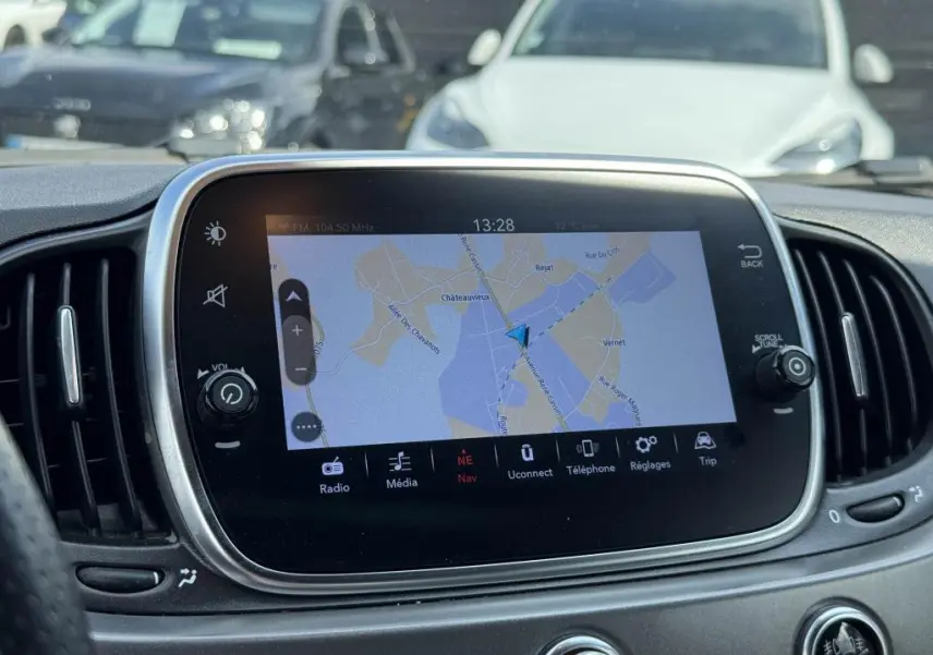 Écran tactile 7'' du système Uconnect avec navigation affichée, tableau de bord gris satiné de l'Abarth 500 blanc.