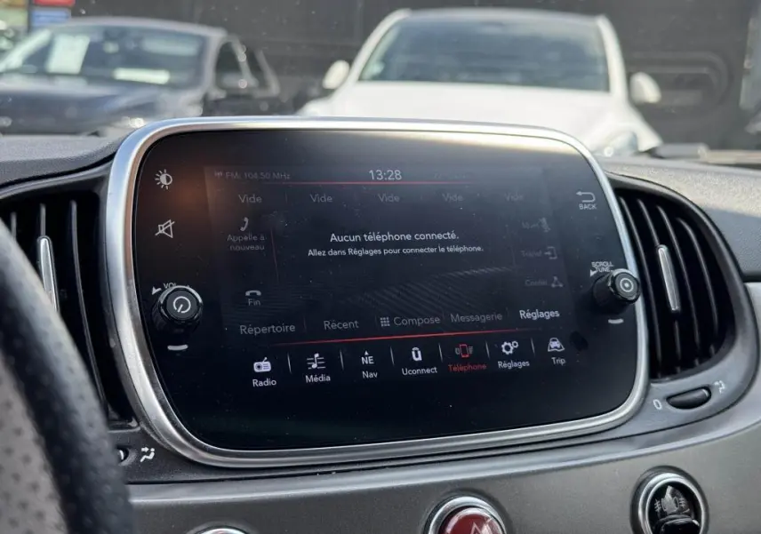 Écran tactile central de l’Abarth 500 blanc 2021 affichant le menu téléphone, vue intérieure frontale.