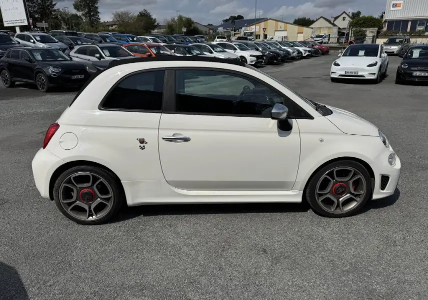 Profil côté gauche d'une ABARTH 500 blanche avec jantes sport 17 pouces et logo Abarth sur la porte.