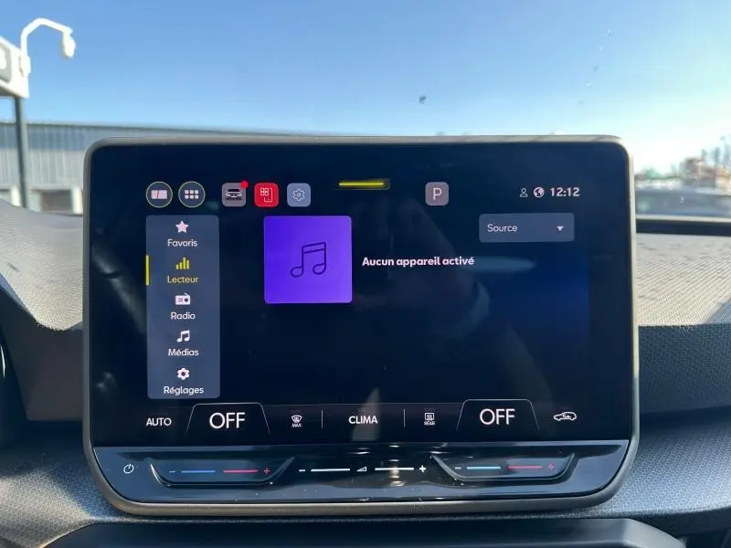Écran tactile central du tableau de bord du SEAT LEON ST 2025, affichant le menu multimédia, intérieur noir.