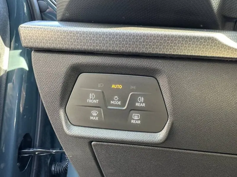 Panneau de commandes d’éclairage intérieur sur le côté gauche d’un SEAT LEON ST bleu saphir métallisé, avec mode automatique activé.