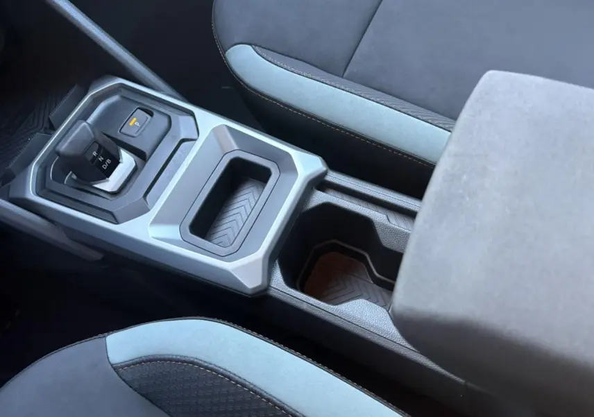 Vue rapprochée de la console centrale grise et des sièges TEP MicroCloud gris du Dacia Duster ECO-G 120 Auto Extrême 2026.
