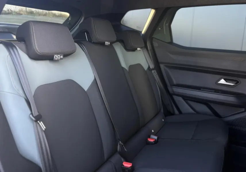 Vue latérale droite de la banquette arrière bicolore noire et gris clair du Dacia Duster 2026 ECO-G 120 Auto Extrême.