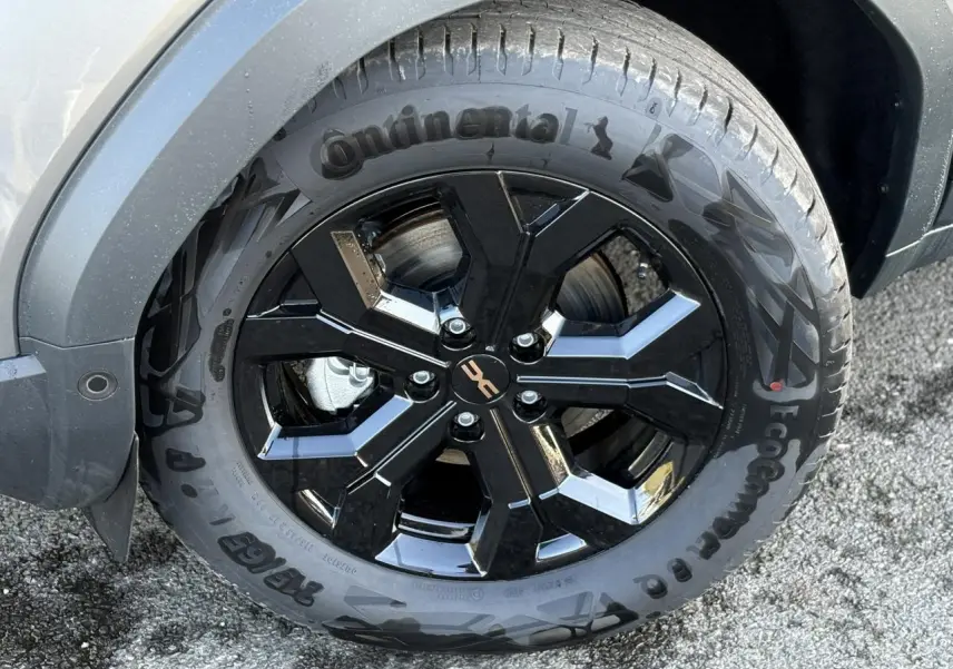 Gros plan sur la jante alliage noire 17 pouces du Dacia Duster Gris Schiste, avec pneu Continental visible.