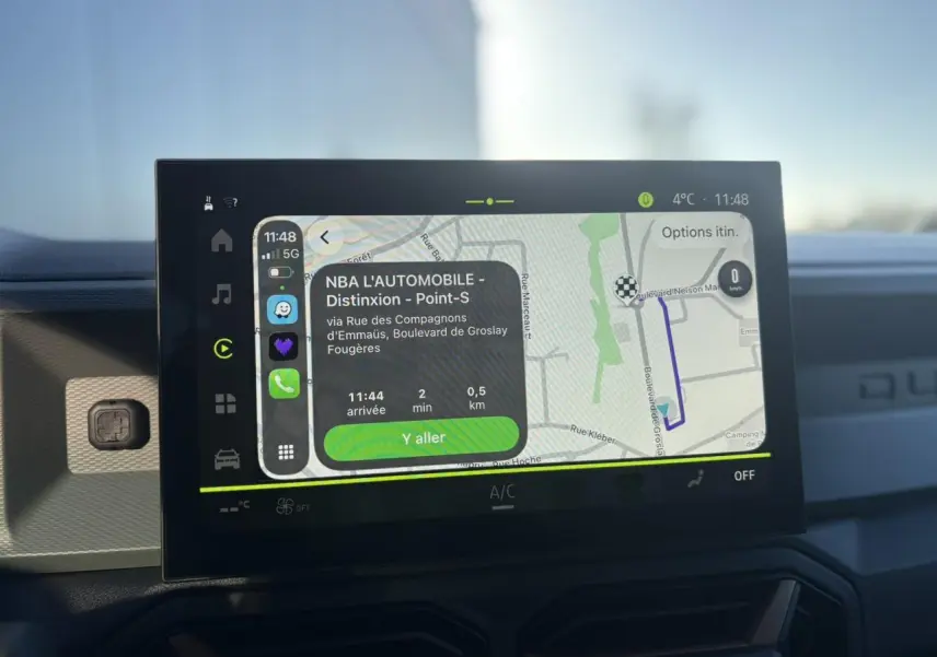 Écran tactile central 10 pouces du Dacia Duster gris schiste 2026 affichant une navigation GPS détaillée.