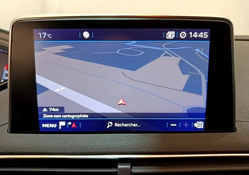 Écran tactile central du système de navigation du Peugeot 3008 blanc, affichant une carte en mode 3D.