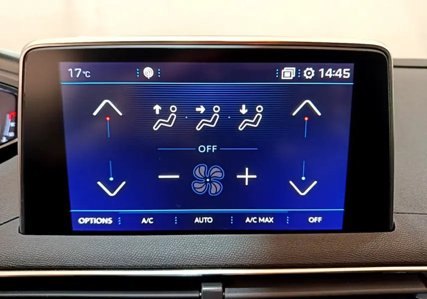 Écran tactile central affichant les commandes de climatisation du Peugeot 3008, tableau de bord noir.