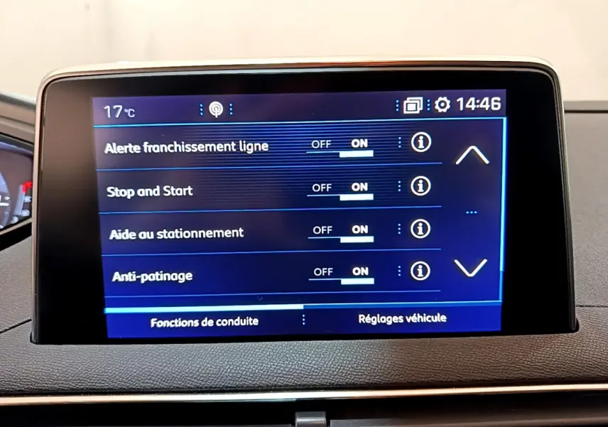 Écran tactile central du tableau de bord du Peugeot 3008 blanc, affichant les réglages d'aides à la conduite.