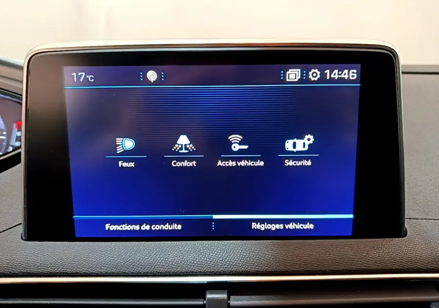 Écran tactile central du tableau de bord du Peugeot 3008 blanc, affichant les réglages de conduite et sécurité.