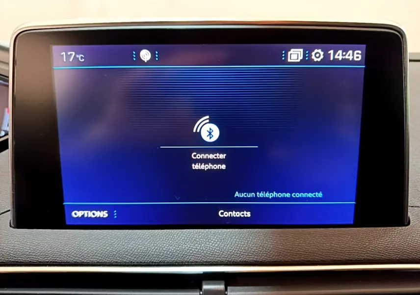 Écran tactile central du tableau de bord du Peugeot 3008 blanc, affichant la connexion Bluetooth pour téléphone.