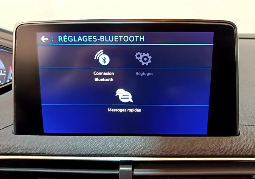 Écran tactile central du Peugeot 3008 2020 affichant les réglages Bluetooth dans l'habitacle noir.