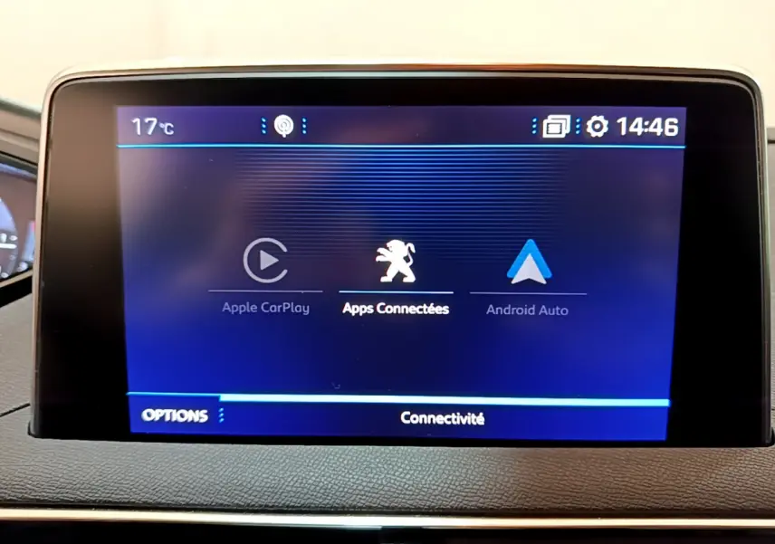 Écran tactile central du tableau de bord du Peugeot 3008 blanc de 2020 affichant Apple CarPlay et Android Auto.