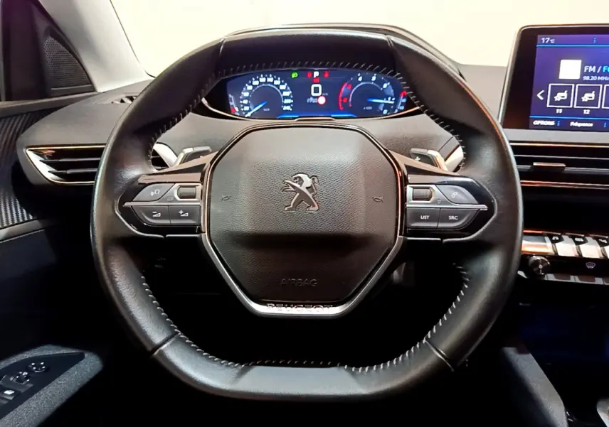 Volant cuir noir de Peugeot 3008 2020 avec commandes intégrées, tableau de bord numérique et écran tactile visible à droite.