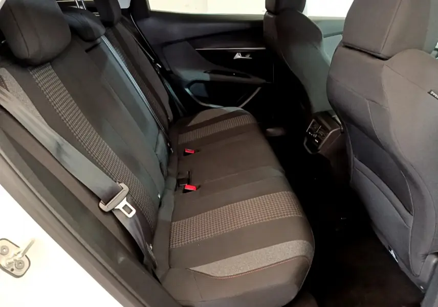 Vue intérieure côté gauche sur la banquette arrière noire du Peugeot 3008 blanc, avec ceintures et appuie-têtes visibles.